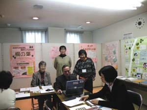 歴代の代表の前で、臼倉さんと藤井さんも点字に挑戦