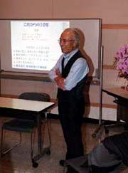 写真：これからの１０年について会員に呼掛ける鈴木理事長