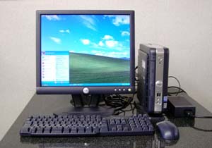 写真：デスクトップ型パソコン一式。パソコン本体、モニター、キーボード、マウス、ACアダプター