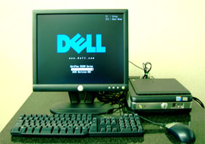 写真：デスクトップ型パソコン一式。パソコン本体、モニター、キーボード、マウス、ACアダプタ