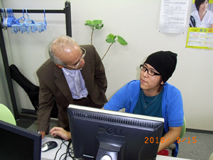 写真：生徒と話す鈴木理事長