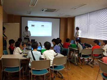 写真：子どもたちがロボット教室の説明を受けている様子