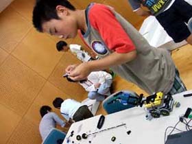 写真：子どもたちがパーツからロボットを組み立てている様子