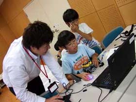 写真：子どもたちがプログラミングソフトの使い方を学んでいる様子
