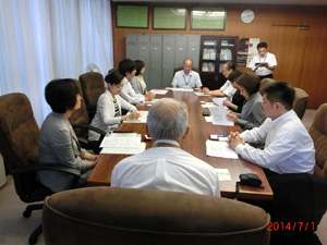 写真：神奈川県教育委員会教育委員室で開催された寄贈式